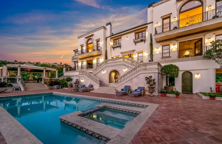 Large pool with jacuzzi in front of luxury drug and alcohol rehab in the style of a modern Roman villa